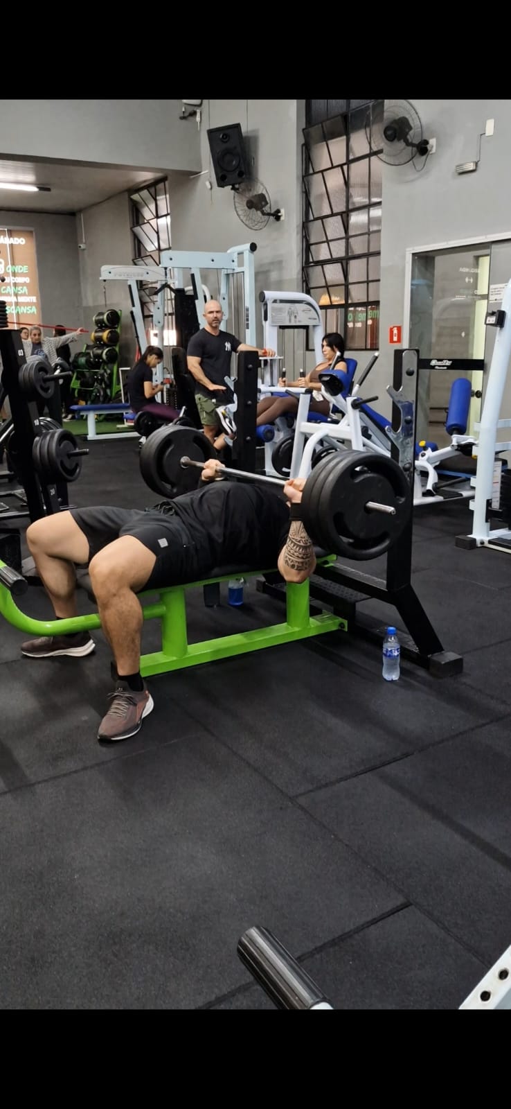 Barra e anilhas em treino de força